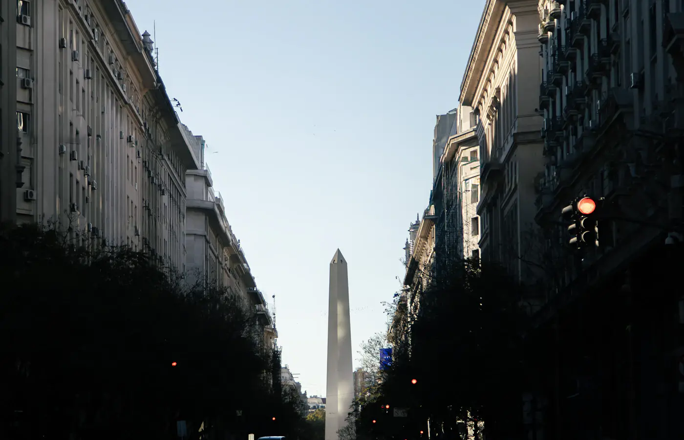 O monumento Obelisco visto de uma rua em Buenos Aires, Argentina.