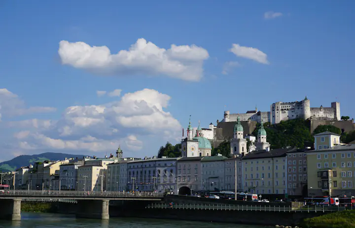 Festung Hohensalzburg met uitzicht op de oude binnenstad van Salzburg en de Salzach in Oostenrijk