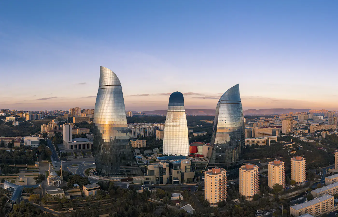 Skyline von Baku mit den Flame Towers, die über die umliegenden Gebäude ragen.