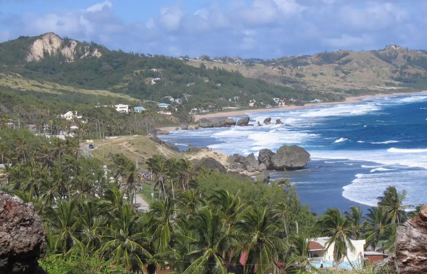 Palmy, głazy i atlantyckie fale na wybrzeżu Bathsheba, Barbados