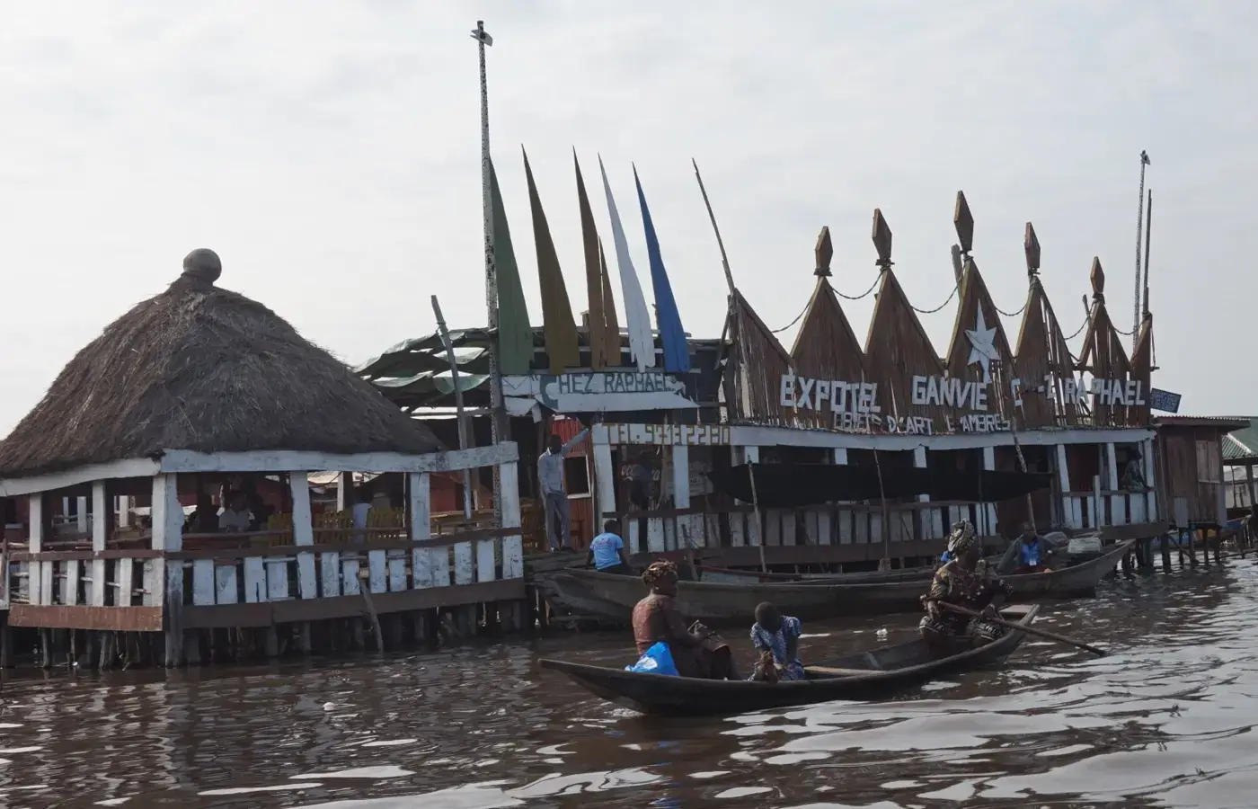 Una fila di barche lungo l'acqua accanto agli edifici di Ganvié, Benin