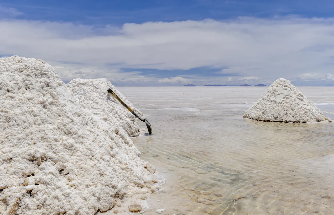 Des monticules de sel récolté émergeant d'eaux peu profondes sur le Salar de Uyuni près de Colchani, Bolivie.