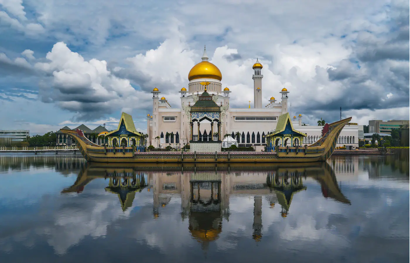Mesquita Omar Ali Saifuddien com cúpulas douradas e pilares de mármore junto a uma lagoa em Bandar Seri Begawan