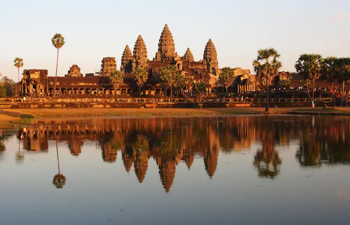 Die Türme von Angkor Wat, gespiegelt im Wasser nahe Siem Reap, Kambodscha