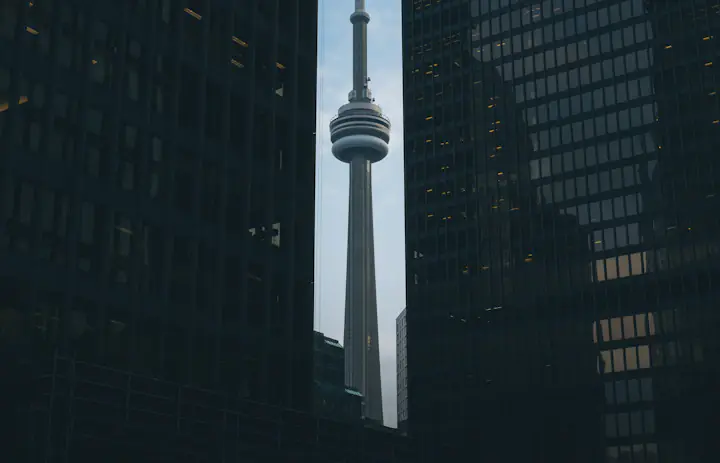 Torontos CN Tower zwischen gläsernen Bürohochhäusern der Innenstadt