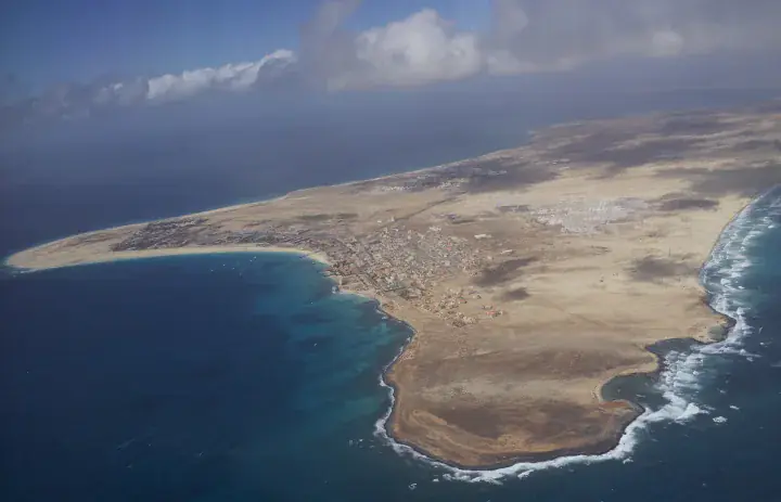 Veduta aerea di Santa Maria e della costa sabbiosa meridionale di Sal, Capo Verde.