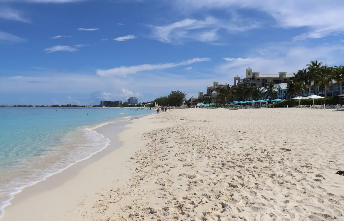 Areia branca e mar turquesa ao longo de Seven Mile Beach, em Grand Cayman