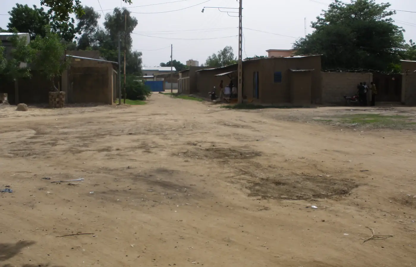Een straat in N'Djamena, Tsjaad, met lage gebouwen en bomen.