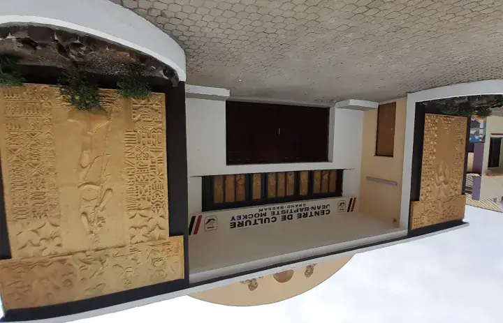A fachada decorada e a entrada do centro cultural Jean-Baptiste Mockey em Grand-Bassam, Côte d'Ivoire