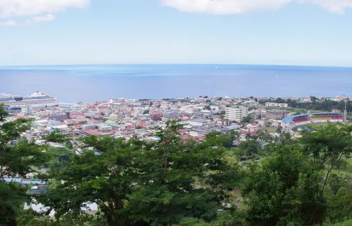 Le front de mer et les bâtiments de Roseau vus depuis une colline boisée en Dominique.