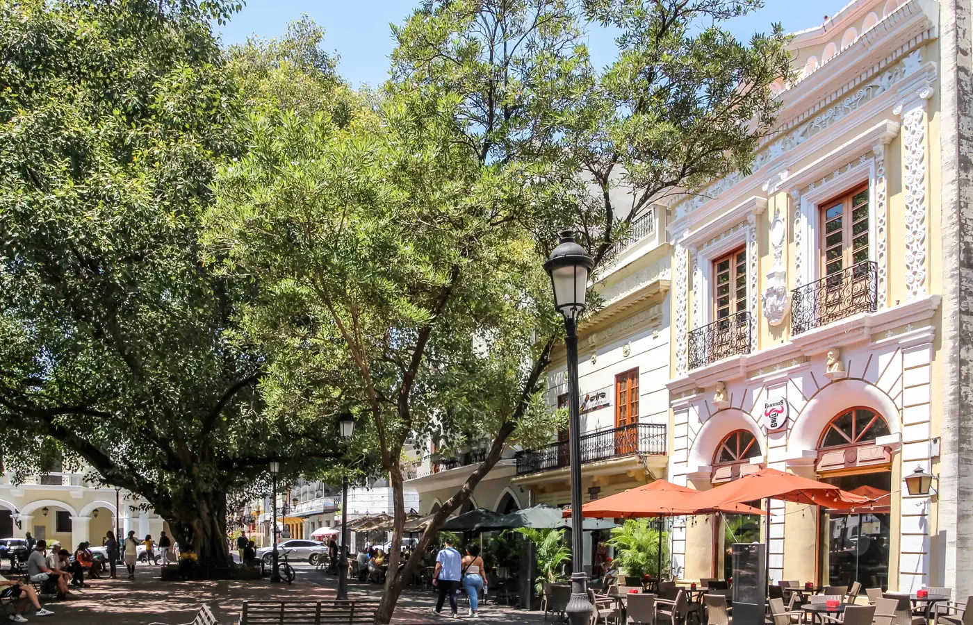 Parque Colón e os edifícios históricos ao redor em Santo Domingo