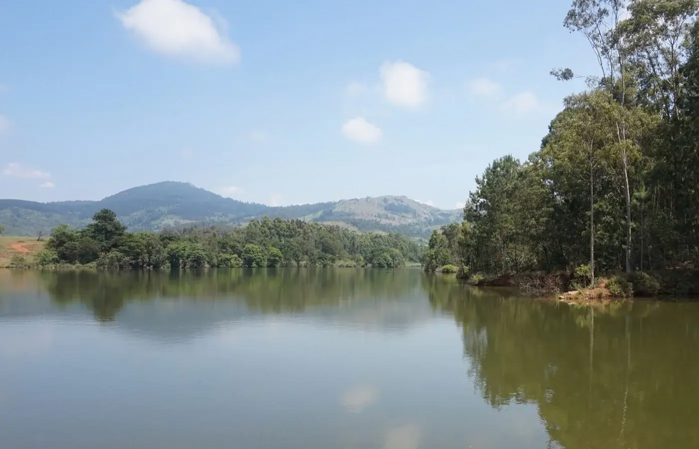 Um lago na Reserva de Vida Selvagem de Mlilwane, Essuatíni.
