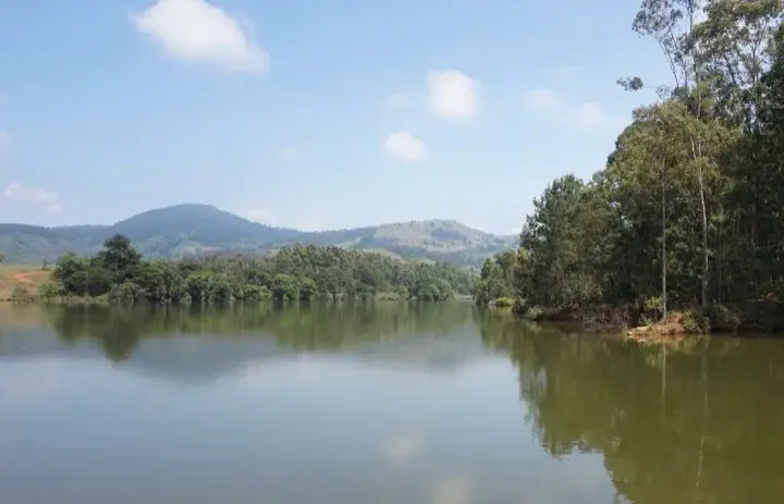 Um lago na Reserva de Vida Selvagem de Mlilwane, Essuatíni.