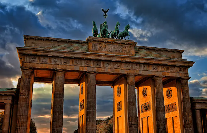 Brama Brandenburska w Berlinie pod kolorowym wieczornym niebem