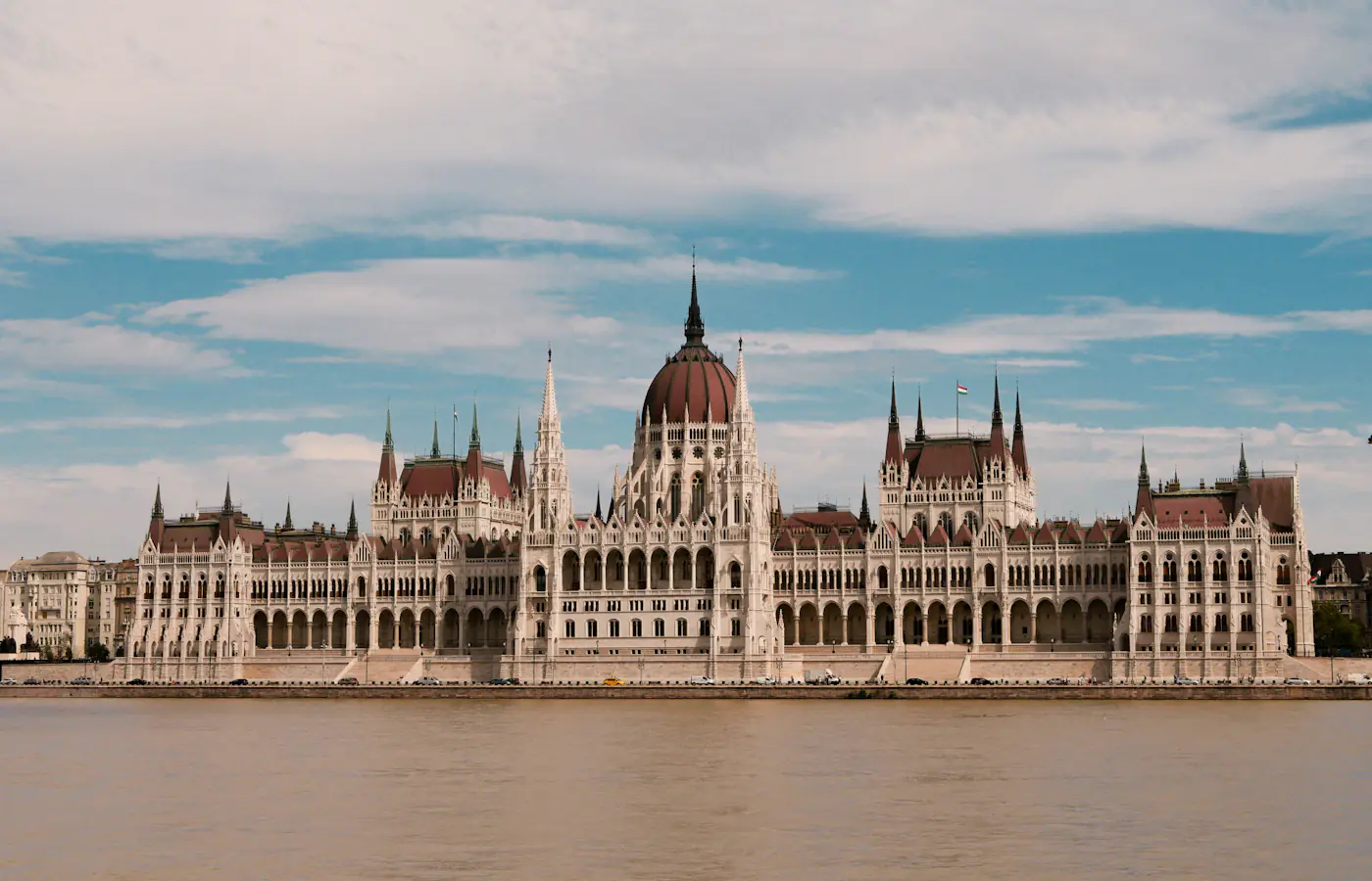 Budynek węgierskiego parlamentu nad Dunajem w Budapeszcie