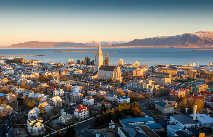 Widok z lotu ptaka na budynki i ulice Reykjavíku na Islandii o wschodzie słońca