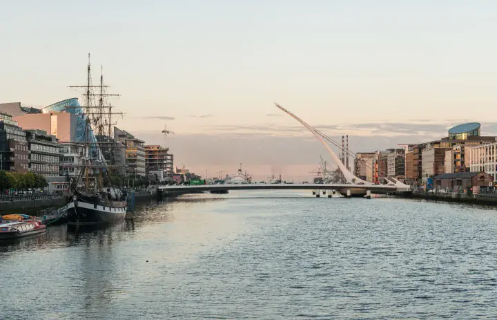 Il fiume Liffey e il ponte Samuel Beckett a Dublino, Irlanda