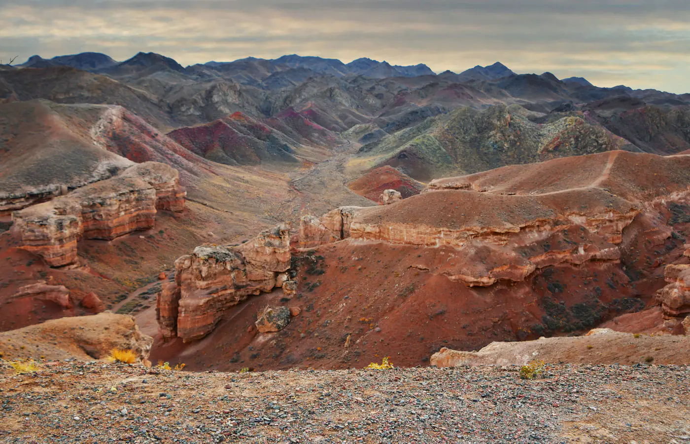Pareti di canyon di roccia rossa e colline stratificate al Canyon di Charyn in Kazakistan.