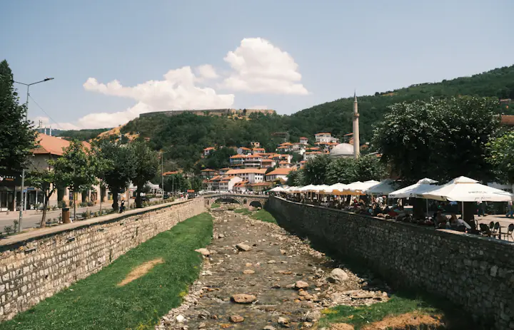 Die Steinbrücke, Moschee und Hügel über der Altstadt von Prizren, Kosovo