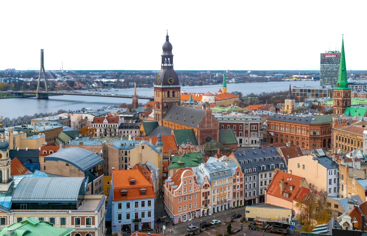 Dachy starego miasta w Rydze, wieża katedry i rzeka Daugava