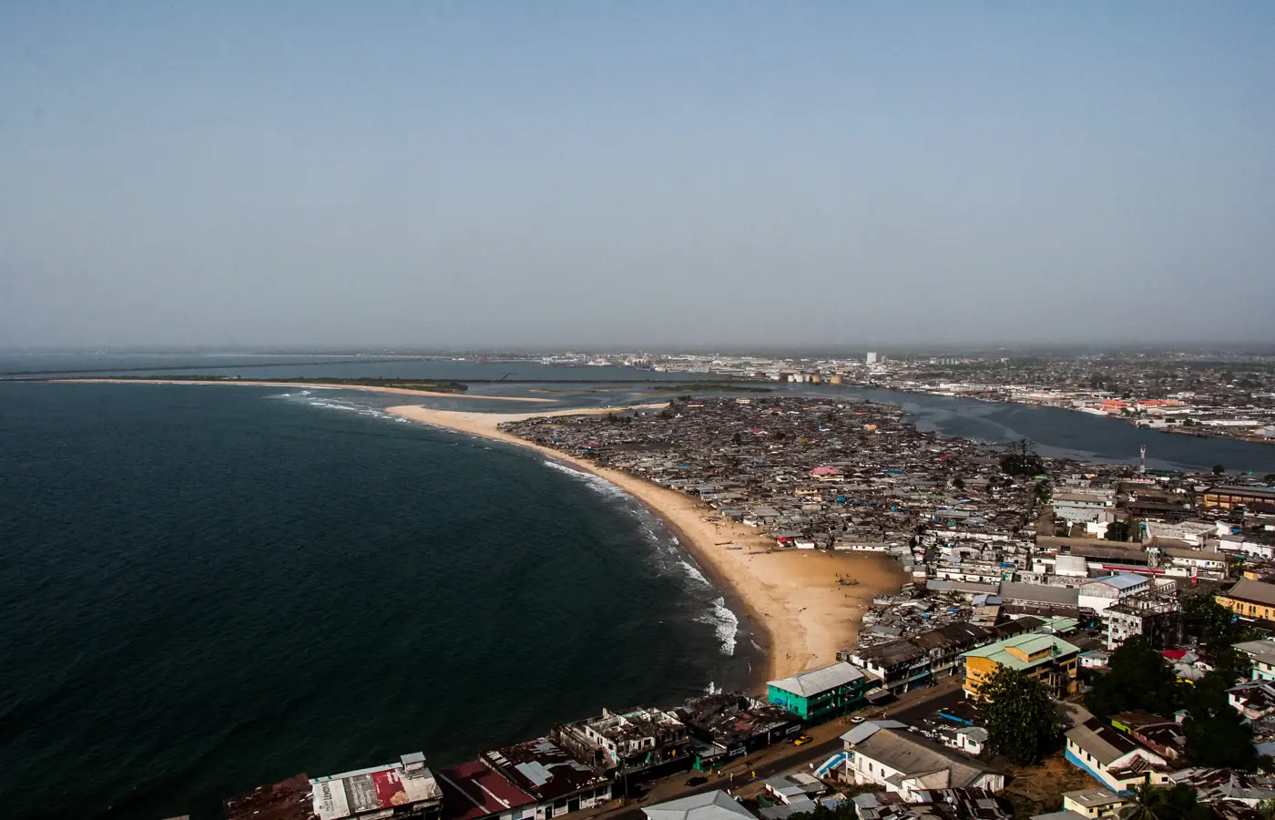 Il quartiere di West Point e la costa di Monrovia visti dall'alto