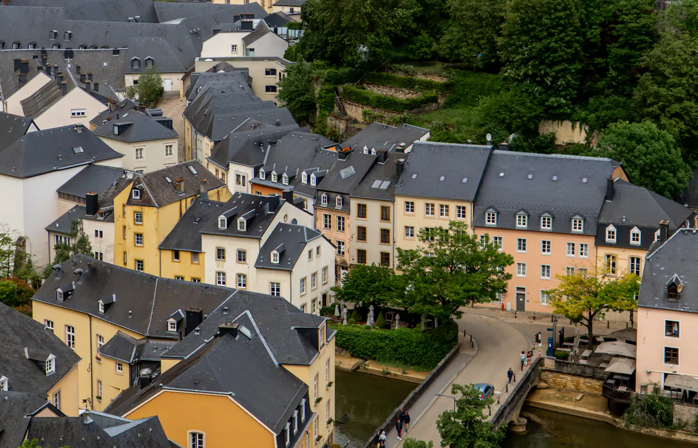 Widok domów i mostu Rue Münster wzdłuż rzeki w dzielnicy Grund w Luksemburgu.