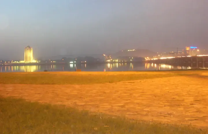 Bâtiments et lumières de Bamako reflétés dans le fleuve Niger au crépuscule