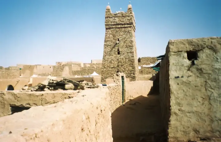 Steinminarett der Moschee von Chinguetti über den alten Stadtmauern in Mauretanien