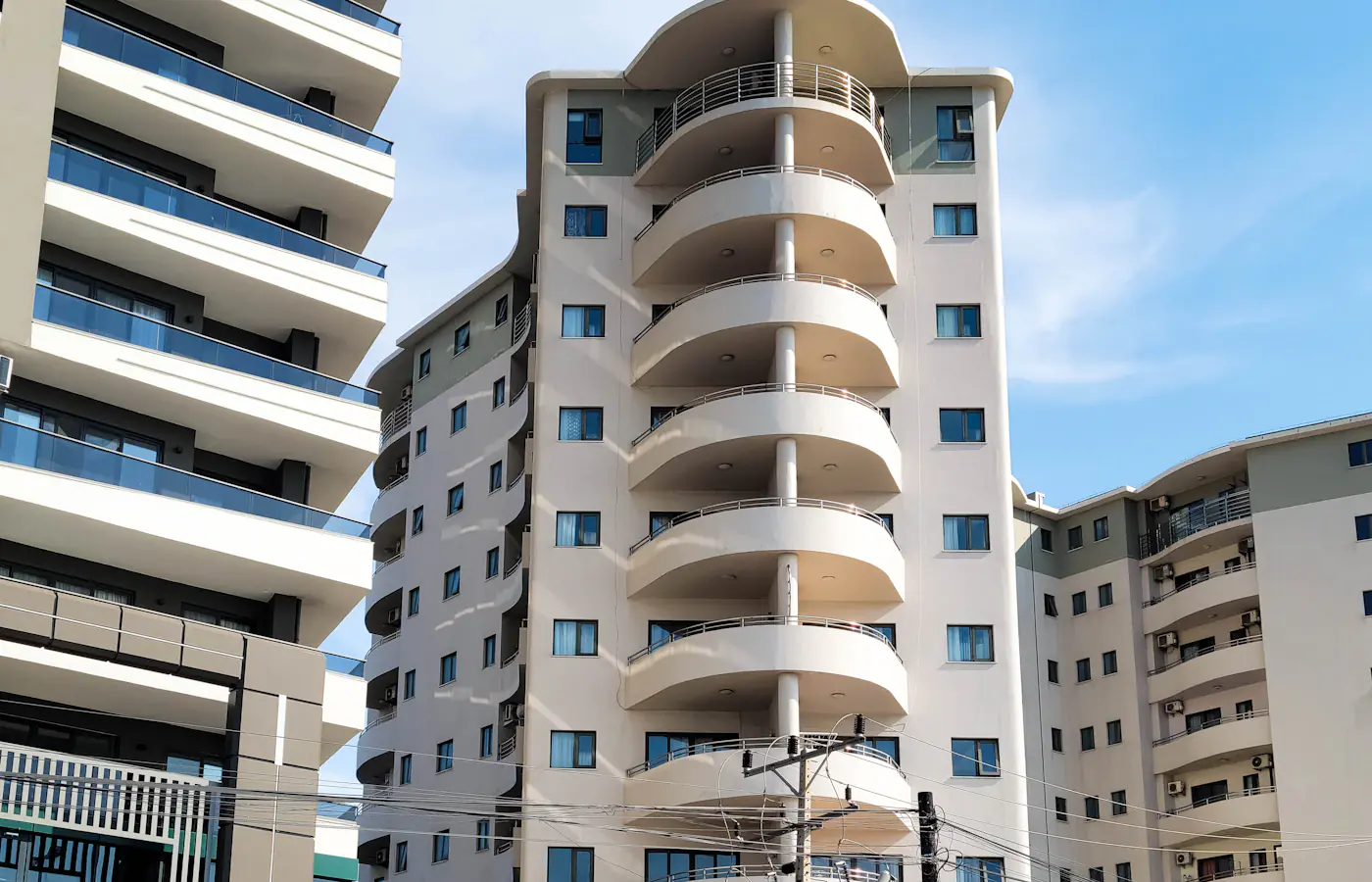 Palazzi bianchi con balconi curvi a Maputo, Mozambico