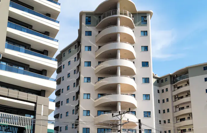 Palazzi bianchi con balconi curvi a Maputo, Mozambico