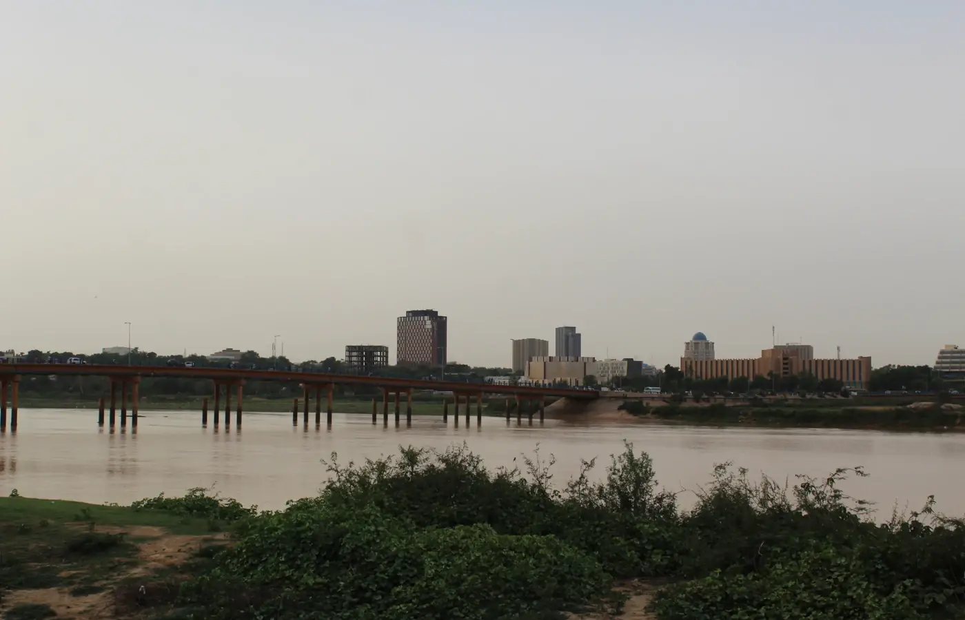 Gebouwen in de stad Niamey en de rivieroever gezien over de Niger-rivier