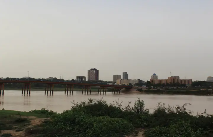 Gebouwen in de stad Niamey en de rivieroever gezien over de Niger-rivier