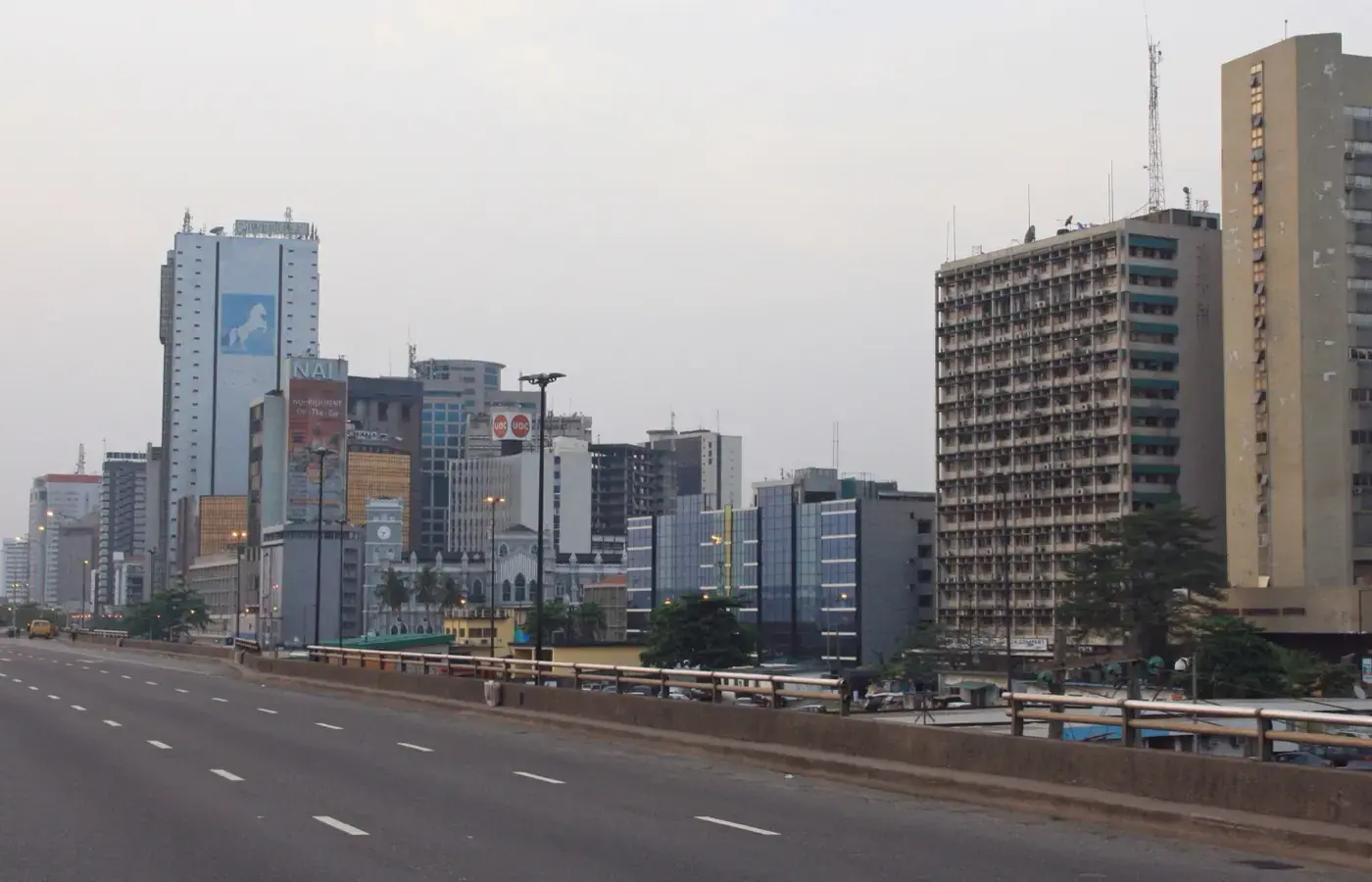 Grattacieli e una strada lungo lo skyline di Lagos, Nigeria
