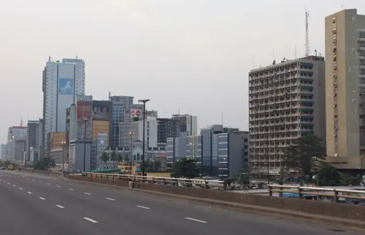 Wieżowce i jezdnia na tle panoramy Lagos, Nigeria