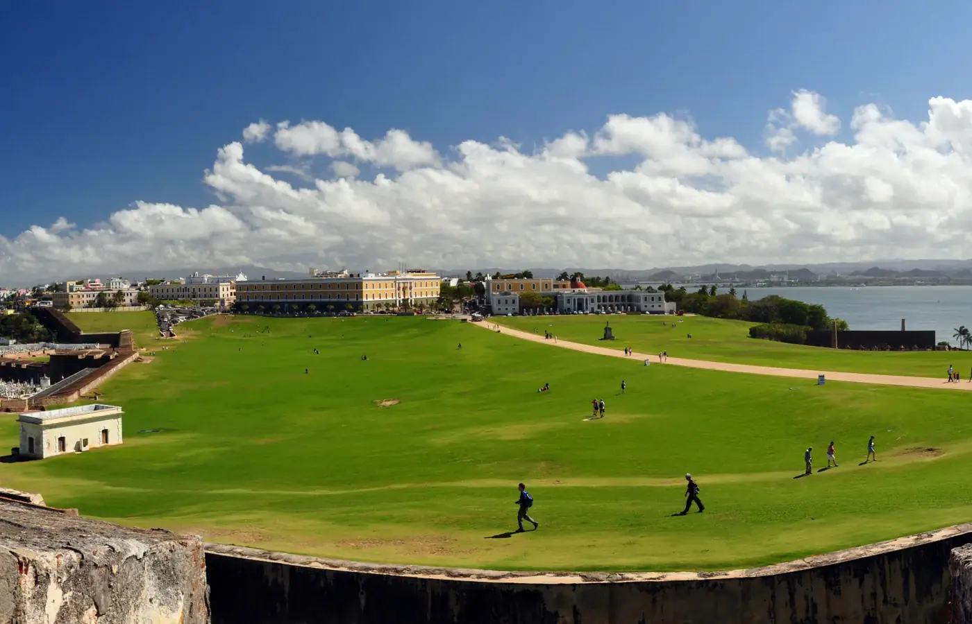 Prato del forte El Morro con edifici di Old San Juan e la costa di Porto Rico sullo sfondo.