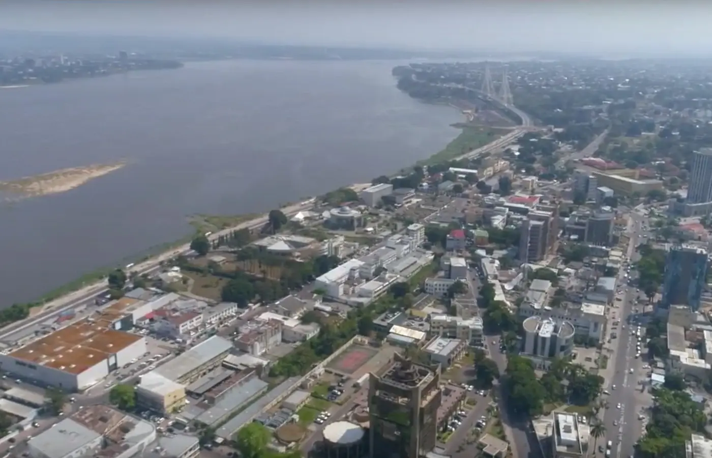 Widok z lotu ptaka na budynki Brazzaville i rzekę Kongo w Republice Konga