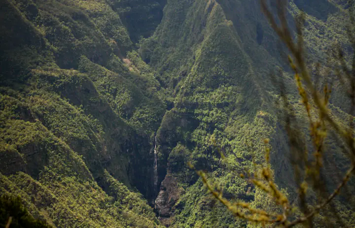 Cresta verde e valli profonde di Mafate, viste da Dos d'Âne a Riunione.