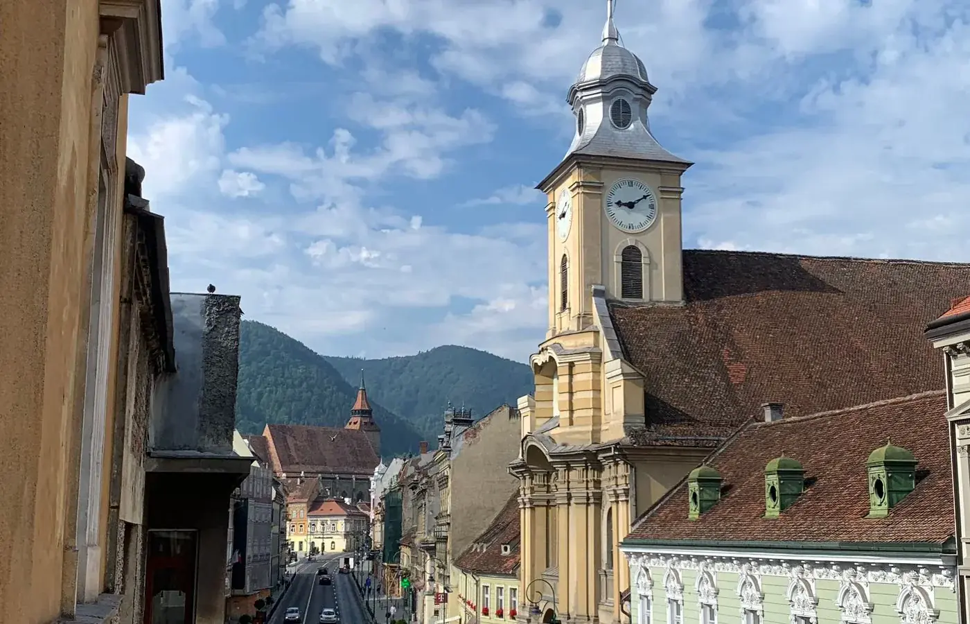 Alte Gebäude und ein bewaldeter Hügel über dem Zentrum von Brașov, Rumänien