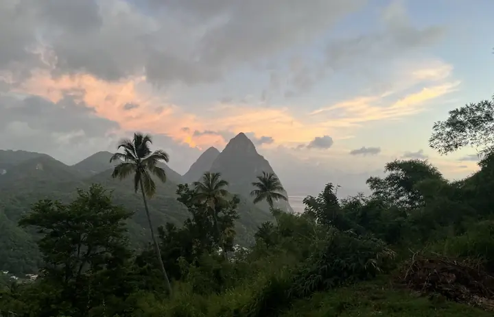 Les Pitons volcaniques au-dessus de la forêt et du littoral près de Soufrière, Sainte-Lucie