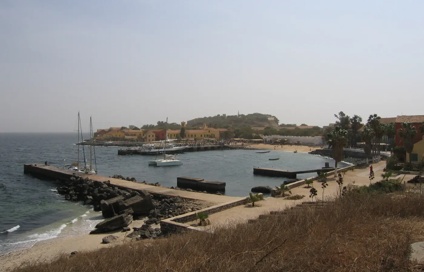 Łodzie i budynki nadbrzeżne wokół portu na wyspie Gorée w Senegalu.