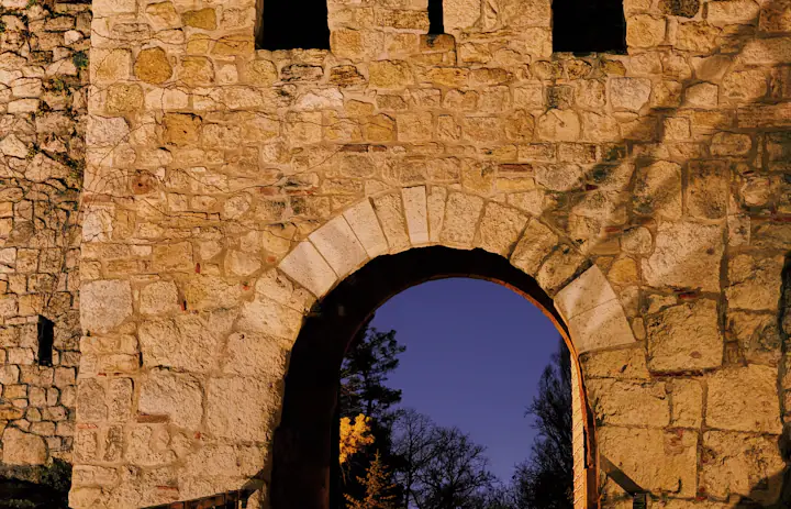 Verlichte stenen poort bij het Fort van Belgrado, Servië