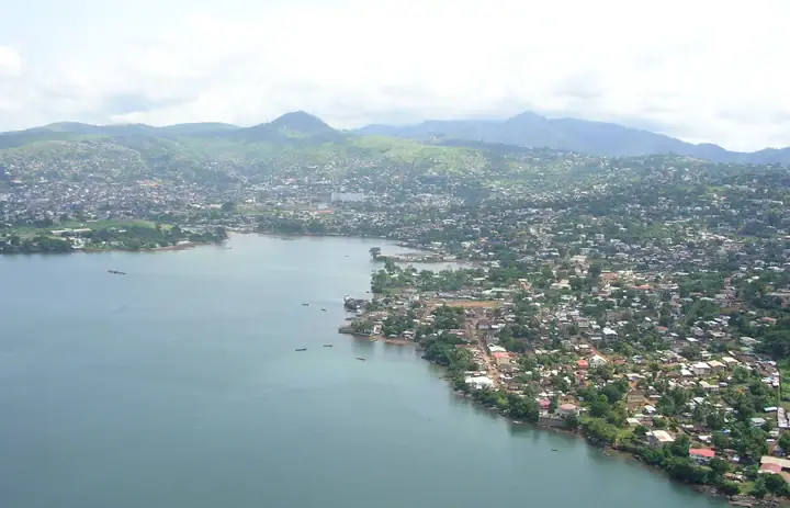 Vista aérea do porto de Freetown e das colinas verdes atrás da cidade na Serra Leoa