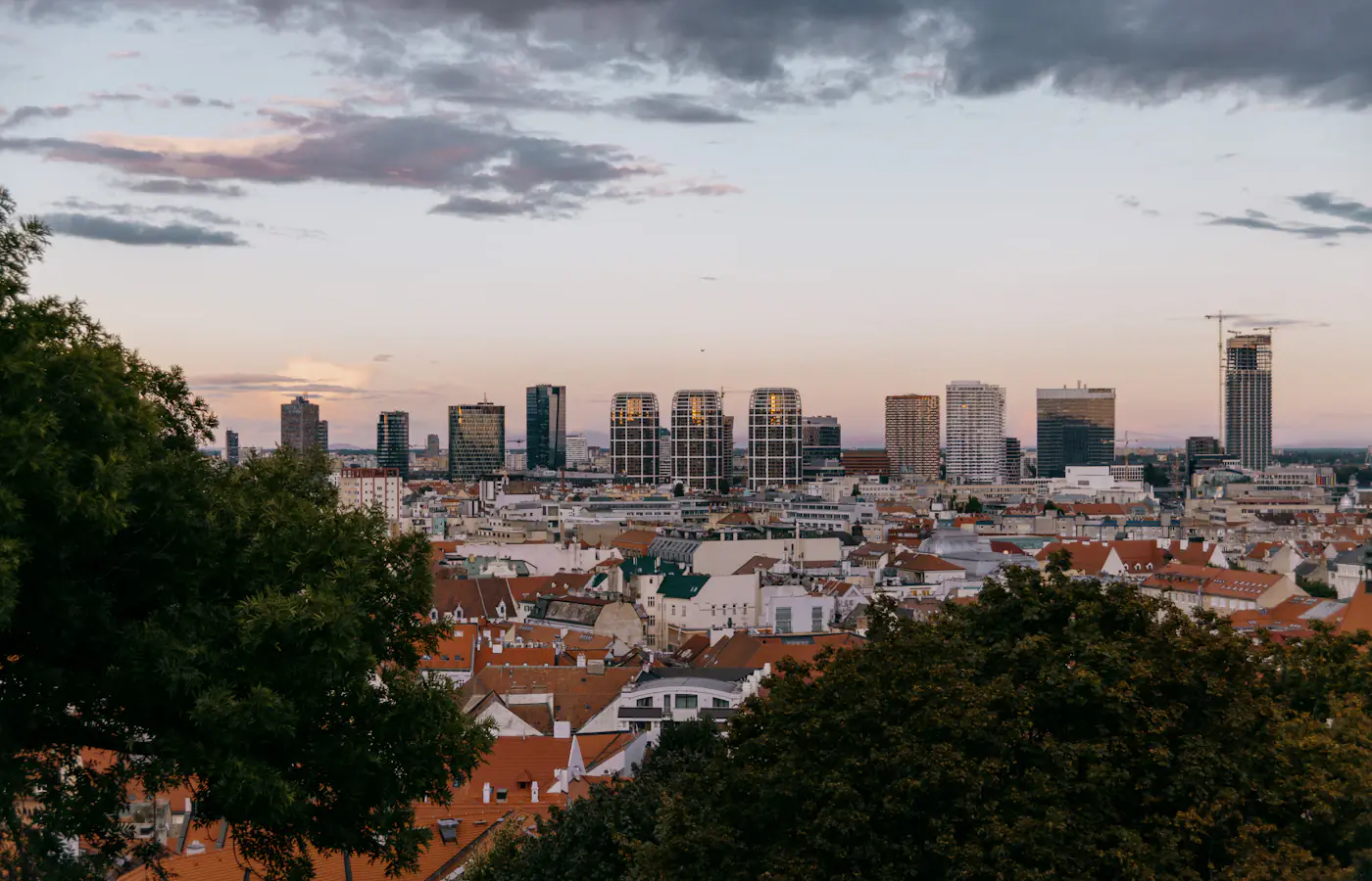 Rote Dächer und die moderne Skyline von Bratislava vom Burgberg in der Slowakei aus gesehen