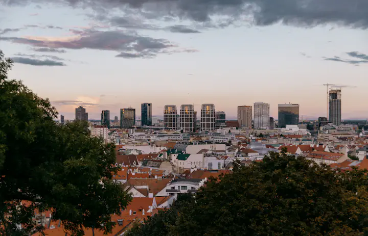 Rote Dächer und die moderne Skyline von Bratislava vom Burgberg in der Slowakei aus gesehen