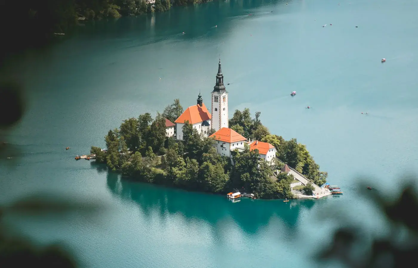 L'église de l'île et les rives boisées du lac de Bled en Slovénie