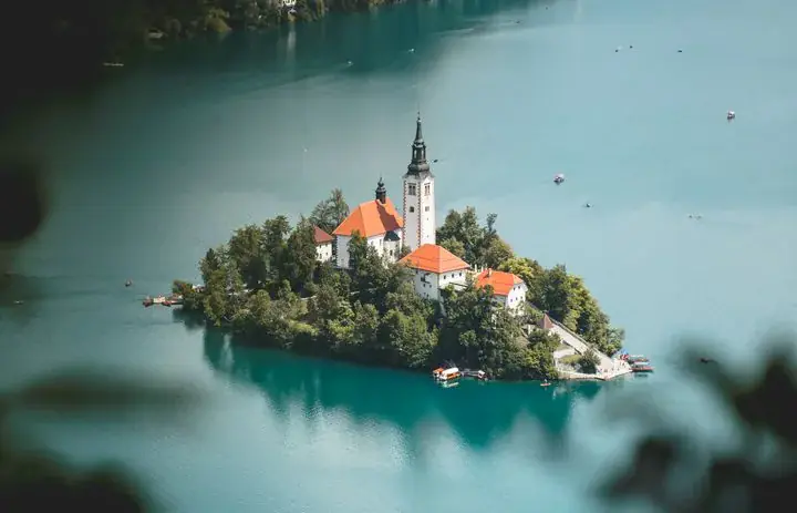 L'église de l'île et les rives boisées du lac de Bled en Slovénie