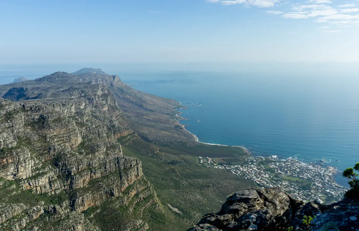 Blick vom Tafelberg über Camps Bay und den Atlantik, Kapstadt, Südafrika