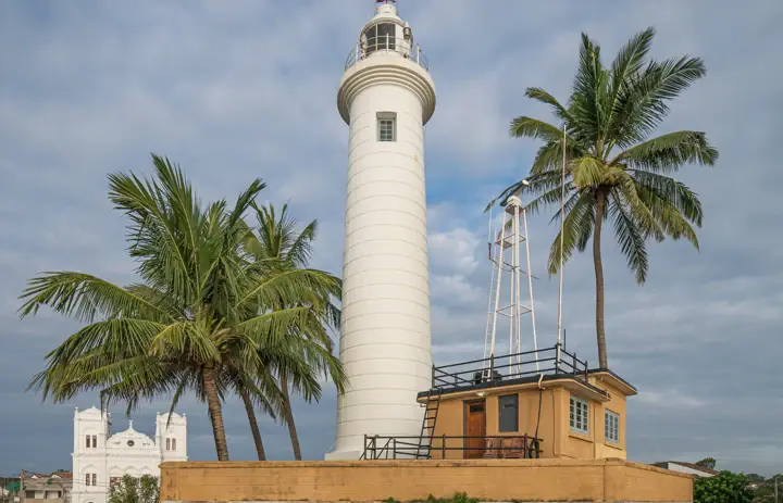 Witte vuurtoren en palmbomen binnen Galle Fort, Sri Lanka