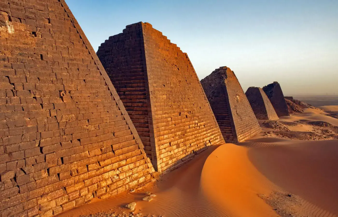 Steile Steinpyramiden und Wüstensand in Meroe im Sudan