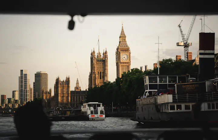 Le Palais de Westminster et la tour Elizabeth au-dessus des bateaux sur la Tamise à Londres